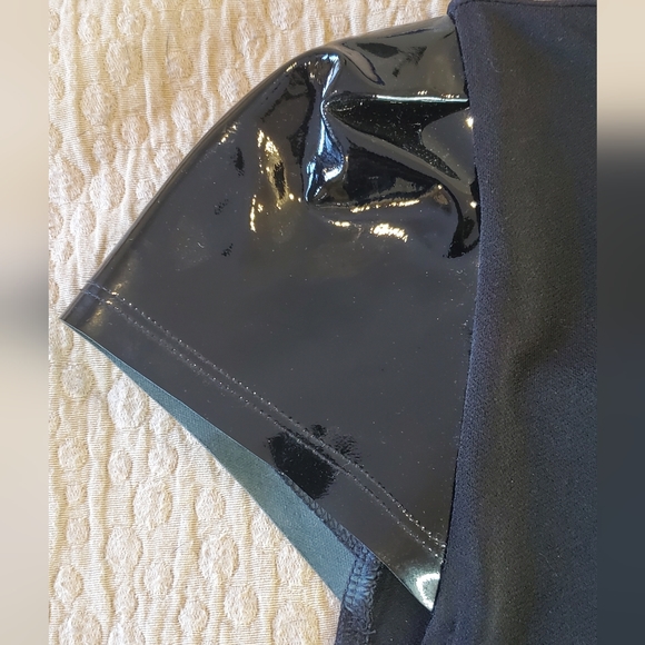 Alice + Olivia top with patent leather capped sleeves - Picture 3 of 4